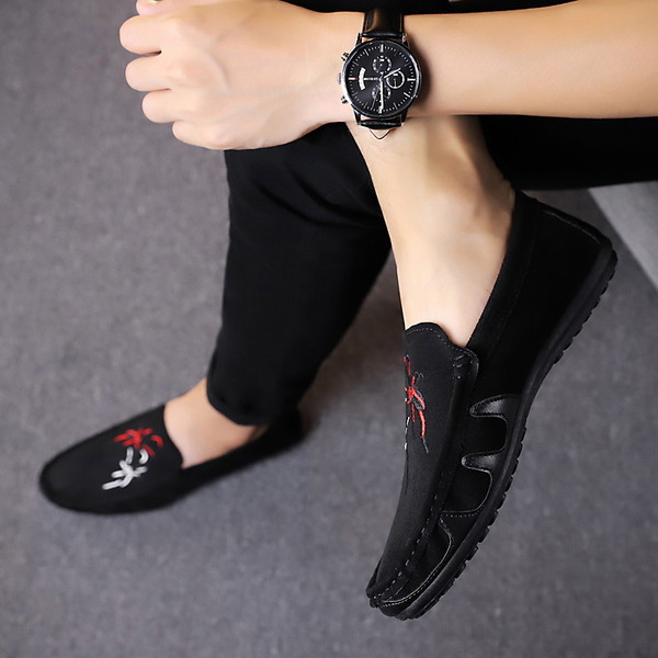 Μοντέρνα ανδρικά μοκασίνια με  κεντήματα σε τρία χρώματα