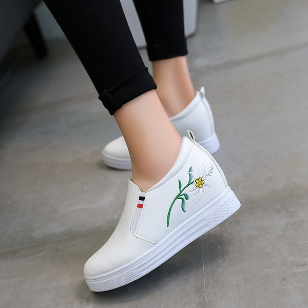 Γυναικεία μοκασίνια με floral μοτίβα και εσωτερική πλατφόρμα σε λευκό και μαύρο - δύο μοντέλα