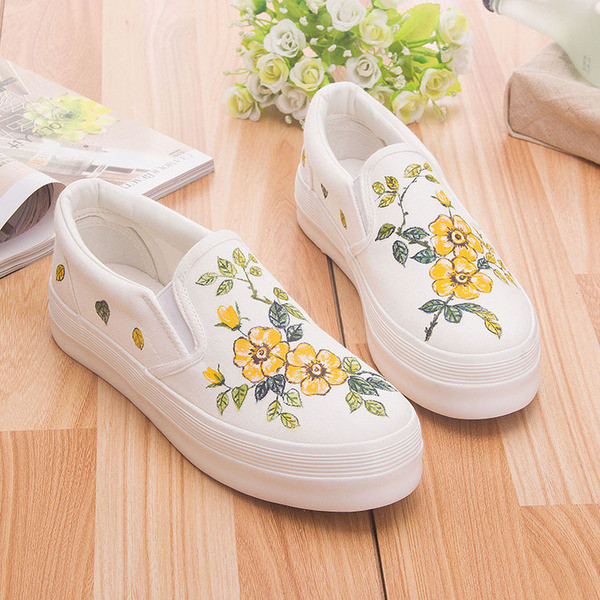 Γυναικεία μοντέρνα  μοκασίνια σε λευκό χρώμα με floral μοτίβο - διάφορα μοντέλα