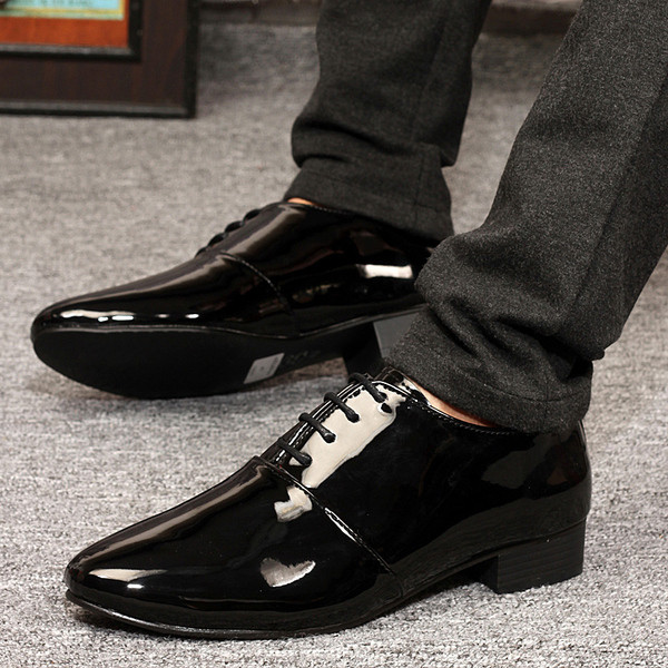 Pantofi moderni pentru barbati in gri, auriu si negru cu sireturi