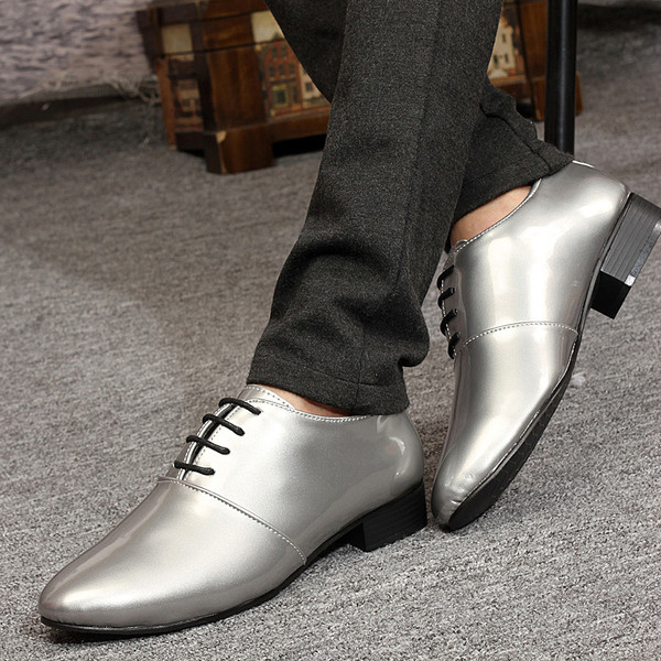 Pantofi moderni pentru barbati in gri, auriu si negru cu sireturi