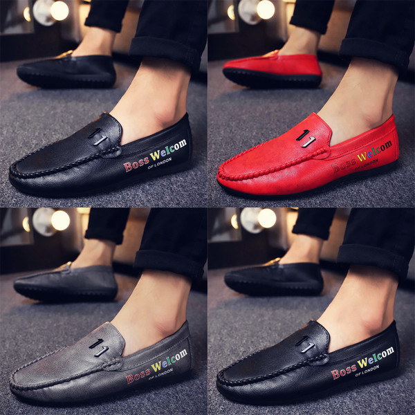 Μοντέρνα ανδρικά μοκασίνια με επιγραφές και μεταλλικό στοιχείο