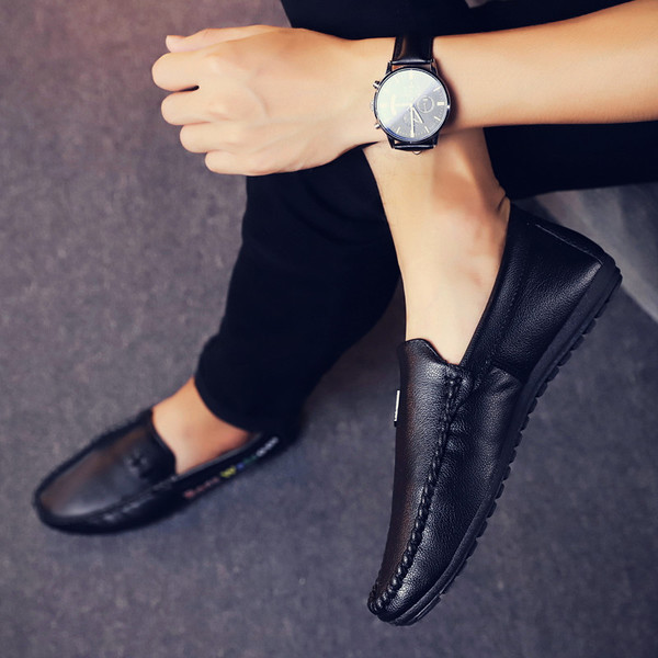 Μοντέρνα ανδρικά μοκασίνια με επιγραφές και μεταλλικό στοιχείο