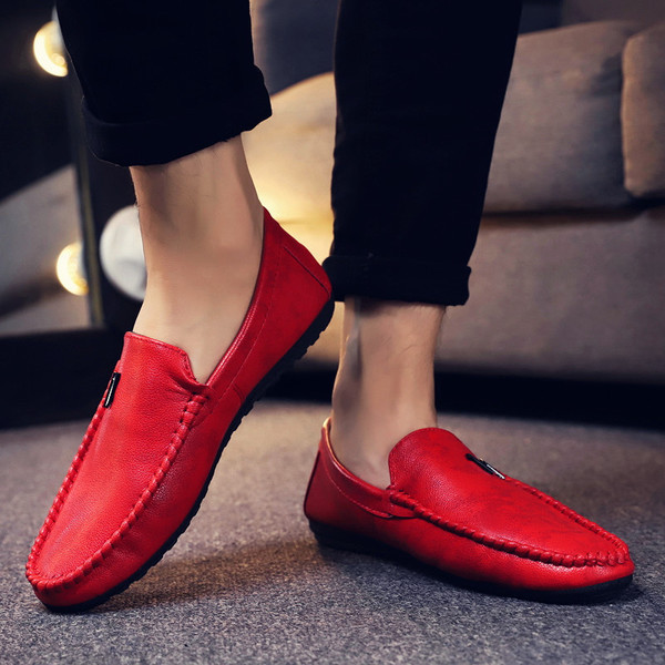 Μοντέρνα ανδρικά μοκασίνια με επιγραφές και μεταλλικό στοιχείο