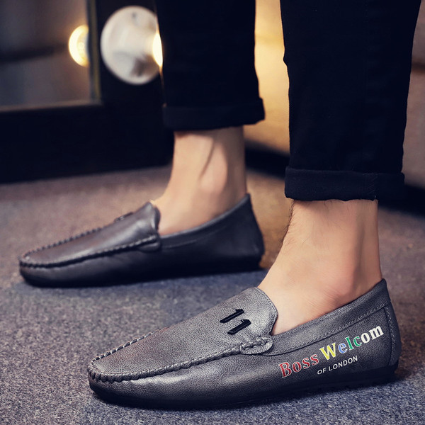 Μοντέρνα ανδρικά μοκασίνια με επιγραφές και μεταλλικό στοιχείο