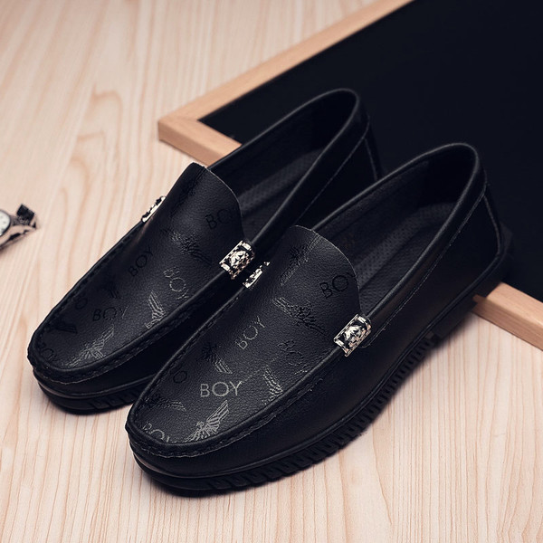 Μοντέρνα ανδρικά μοκασίνια με επιγραφές σε τρία χρώματα