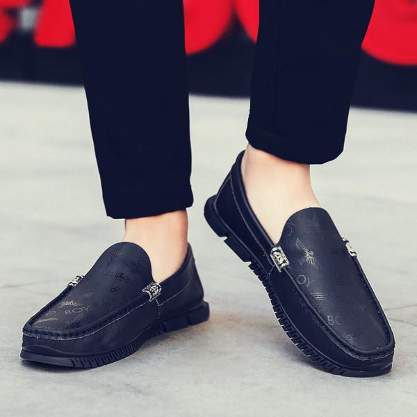 Μοντέρνα ανδρικά μοκασίνια με επιγραφές σε τρία χρώματα