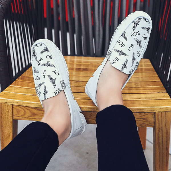 Μοντέρνα ανδρικά μοκασίνια με επιγραφές σε τρία χρώματα