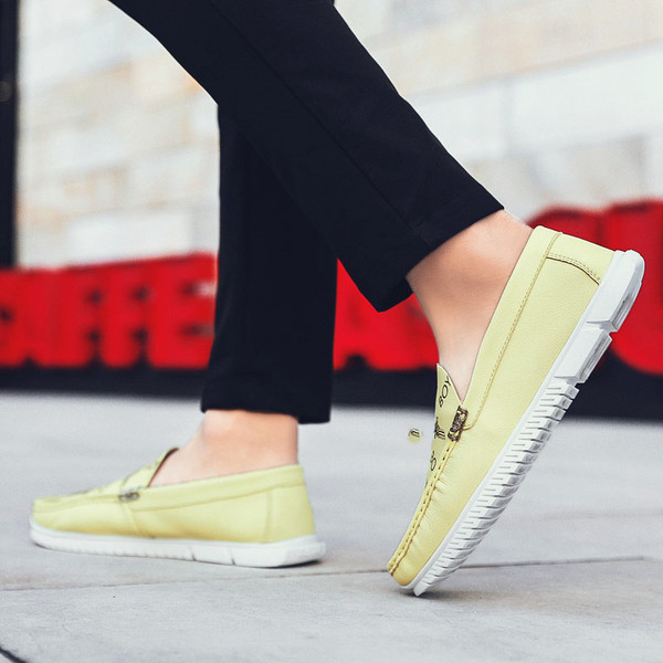 Μοντέρνα ανδρικά μοκασίνια με επιγραφές σε τρία χρώματα