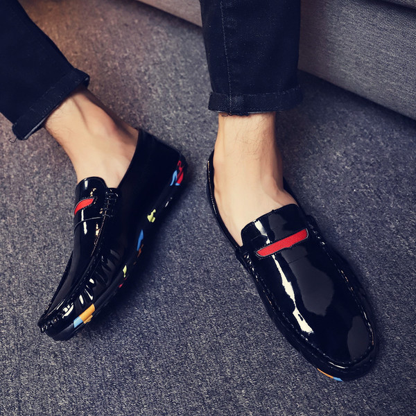 Κομψά ανδρικά μοκασίνια σε δύο χρώματα με έγχρωμη σόλα