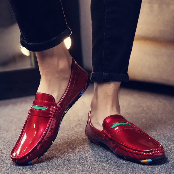Κομψά ανδρικά μοκασίνια σε δύο χρώματα με έγχρωμη σόλα