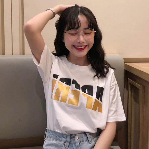 Μοντέρνα γυναικεία μπλούζα με κοντό μανίκι με επιγραφή σε μαύρ κα λευκό χρώμα