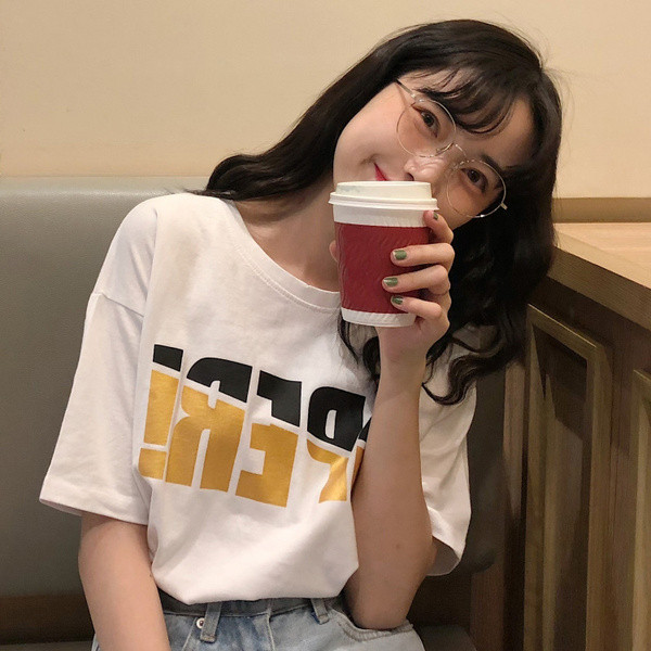 Μοντέρνα γυναικεία μπλούζα με κοντό μανίκι με επιγραφή σε μαύρ κα λευκό χρώμα