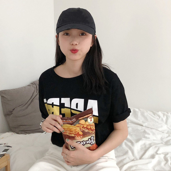 Μοντέρνα γυναικεία μπλούζα με κοντό μανίκι με επιγραφή σε μαύρ κα λευκό χρώμα