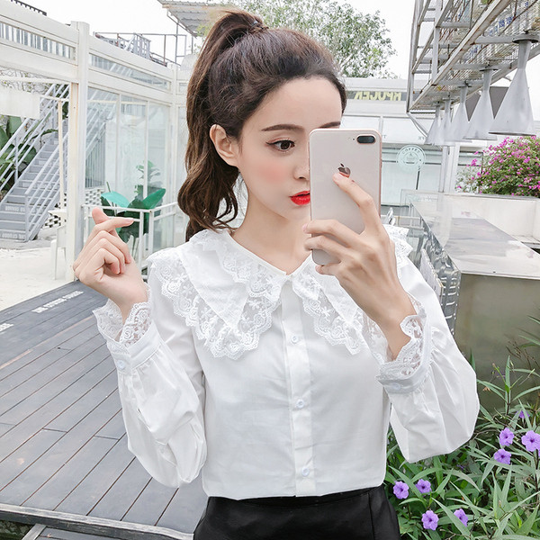 Cămașă modernă de damă în alb și mâneci lungi cu dantelă