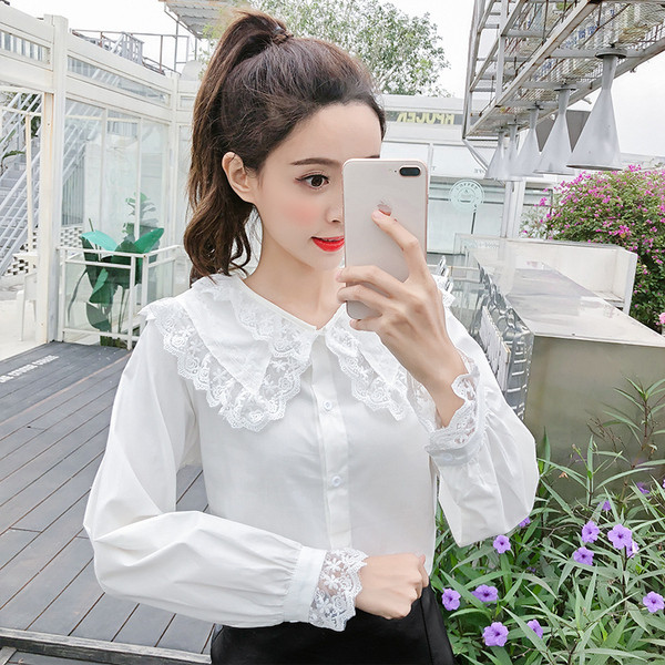 Cămașă modernă de damă în alb și mâneci lungi cu dantelă