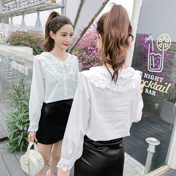 Cămașă modernă de damă în alb și mâneci lungi cu dantelă