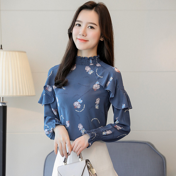 Γυναικεία μπλούζα σε μπλε και λευκό χρώμα με λουλούδια