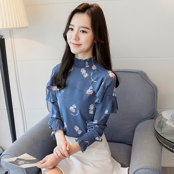 Γυναικεία μπλούζα σε μπλε και λευκό χρώμα με λουλούδια