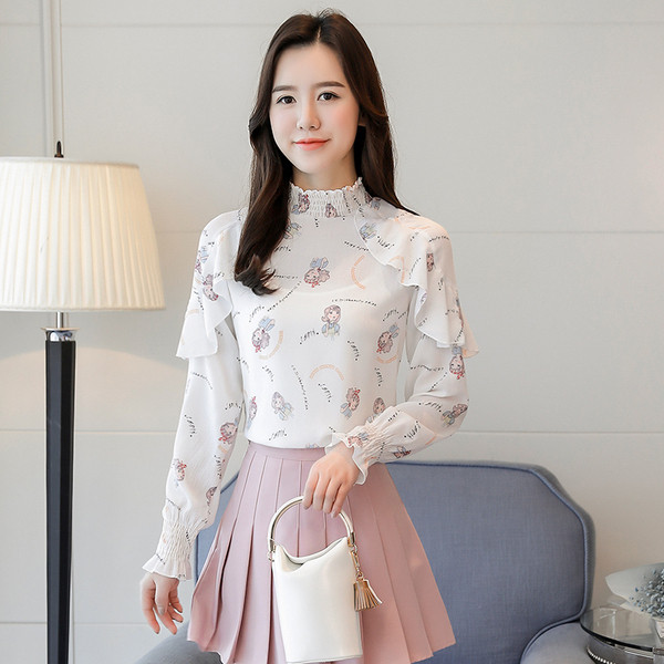 Γυναικεία μπλούζα σε μπλε και λευκό χρώμα με λουλούδια