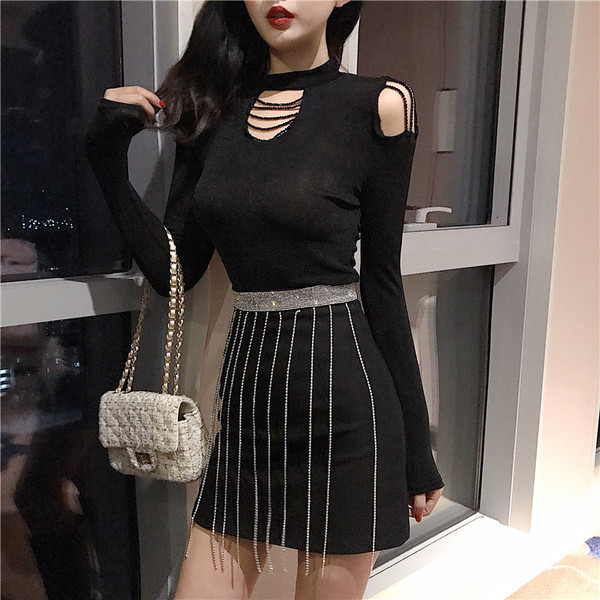 Γυναικεία κομψή μπλούζα με μεταλλικές αλυσίδες σε δύο χρώματα