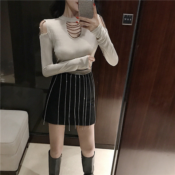 Γυναικεία κομψή μπλούζα με μεταλλικές αλυσίδες σε δύο χρώματα