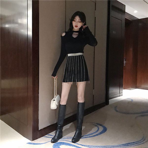 Γυναικεία κομψή μπλούζα με μεταλλικές αλυσίδες σε δύο χρώματα