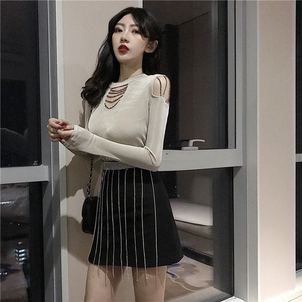 Γυναικεία κομψή μπλούζα με μεταλλικές αλυσίδες σε δύο χρώματα