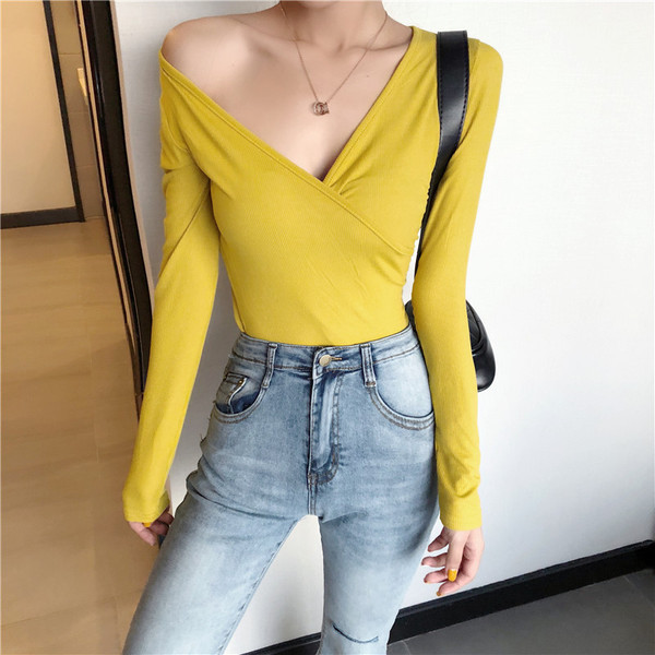 Γυναικεία καθημερινή μπλούζα με ντεκολτέ σε σχήμα V σε τρία χρώματα