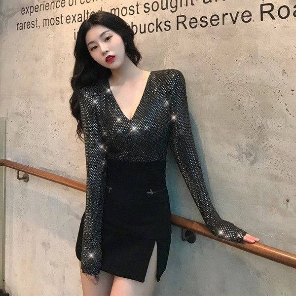 Κομψή γυναικεία  μπλούζα με ντεκολτέ σε σχήμα V