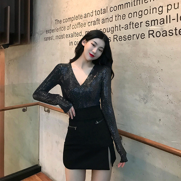 Κομψή γυναικεία  μπλούζα με ντεκολτέ σε σχήμα V