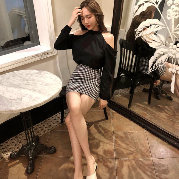 Κομψή γυναικεία μπλούζα με ανοικτό ώμο μαύρο χρώμα