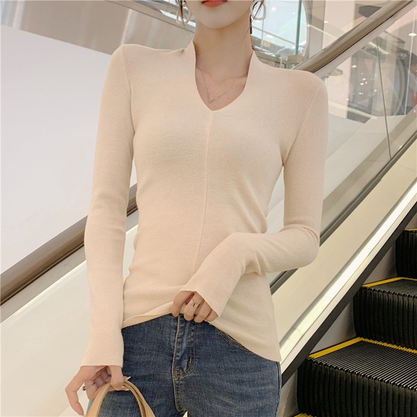 Μοντέρνα γυναικεία μπλούζα με βαθύ λαιμό και διαφορετικά χρώματα