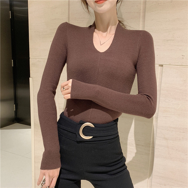 Μοντέρνα γυναικεία μπλούζα με βαθύ λαιμό και διαφορετικά χρώματα