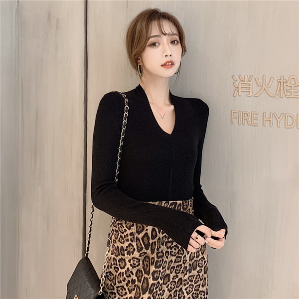 Μοντέρνα γυναικεία μπλούζα με βαθύ λαιμό και διαφορετικά χρώματα