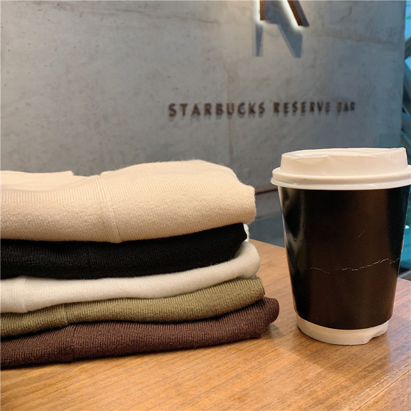 Μοντέρνα γυναικεία μπλούζα με βαθύ λαιμό και διαφορετικά χρώματα