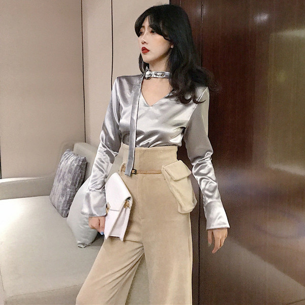 Κομψή γυναικεία μπλούζα σε δύο V-necked χρώματα