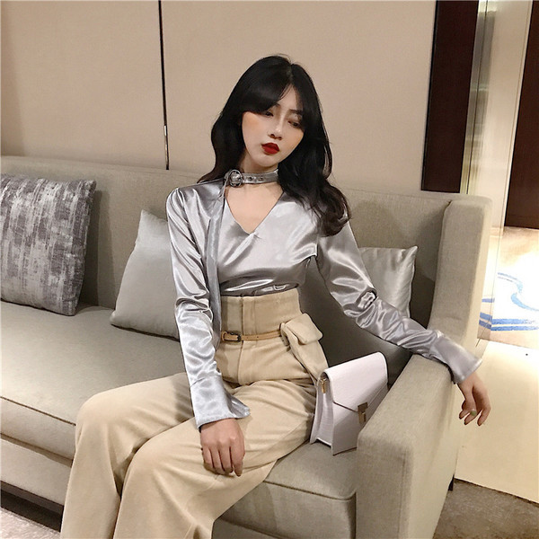 Κομψή γυναικεία μπλούζα σε δύο V-necked χρώματα