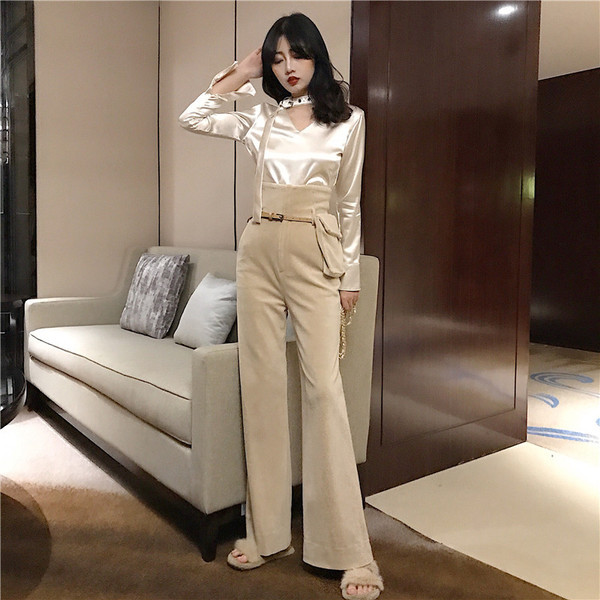 Κομψή γυναικεία μπλούζα σε δύο V-necked χρώματα