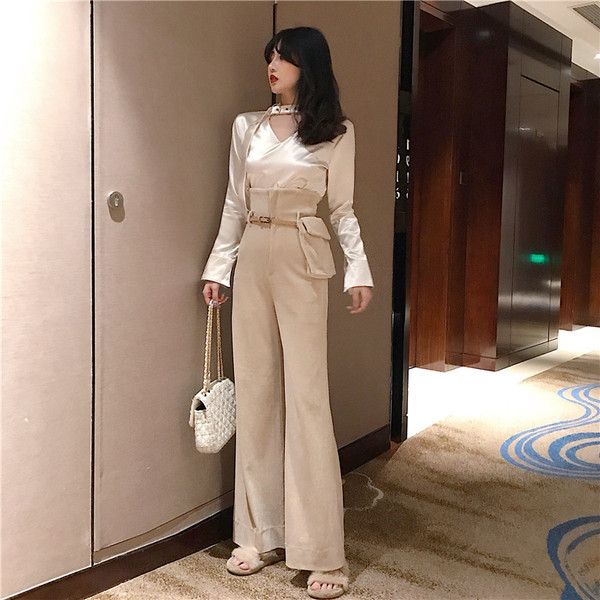 Κομψή γυναικεία μπλούζα σε δύο V-necked χρώματα