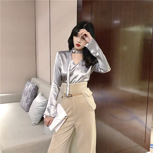 Κομψή γυναικεία μπλούζα σε δύο V-necked χρώματα