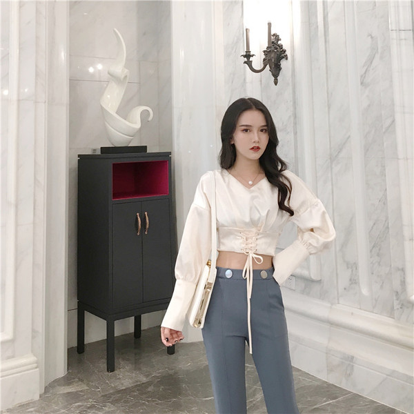 Γυναικεία κοντή μπλούζα με δύο χρωματικούς δεσμούς