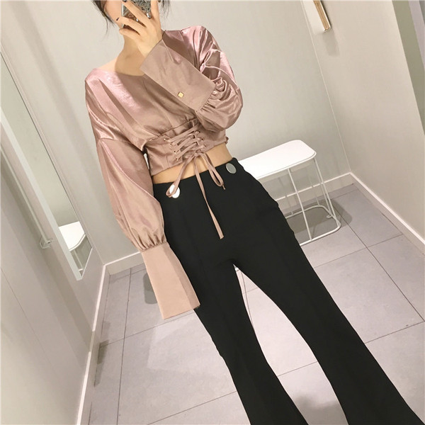 Γυναικεία κοντή μπλούζα με δύο χρωματικούς δεσμούς