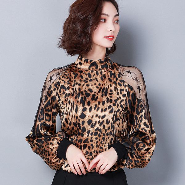 Μοντέρνο γυναικείο πουκάμισο σε λεοπάρδαλο τύπωμα με φαρδιά μανίκια και δαντέλα στον ώμου