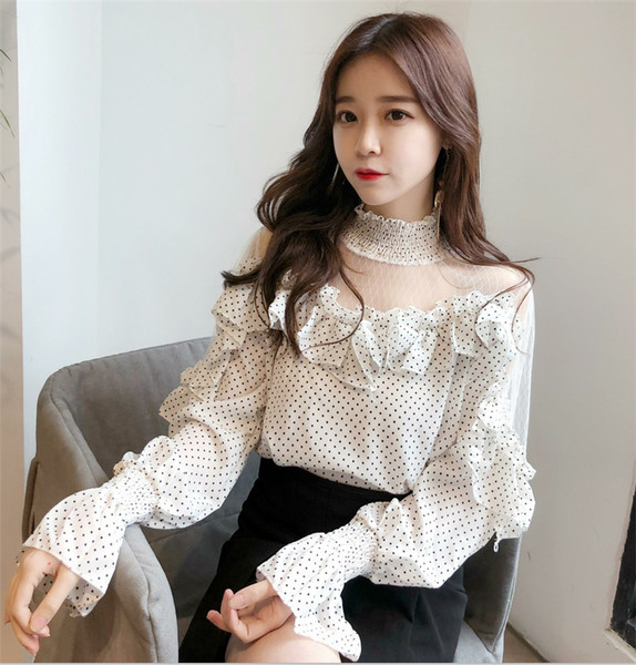 Μοντέρνα γυναικεία μπλούζα με δαντέλα 