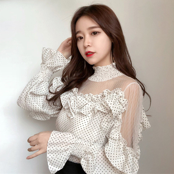 Μοντέρνα γυναικεία μπλούζα με δαντέλα 