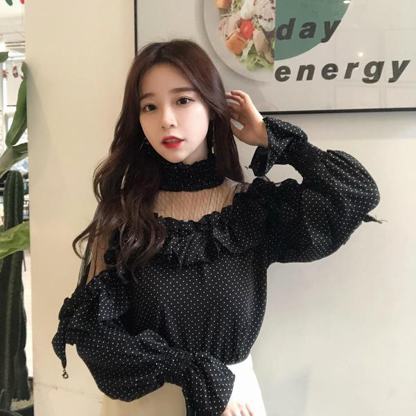 Μοντέρνα γυναικεία μπλούζα με δαντέλα 