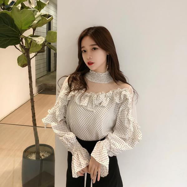 Μοντέρνα γυναικεία μπλούζα με δαντέλα 