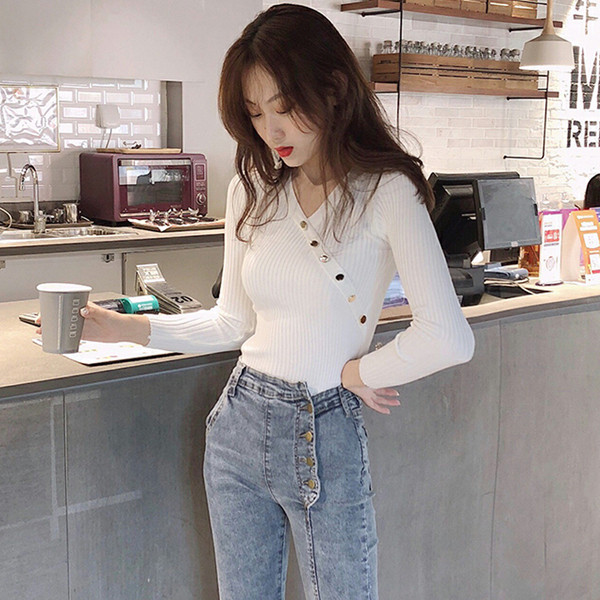 Μοντέρνα γυναικεία μπλούζα σε τρία χρώματα με διακοσμητικά κουμπιά