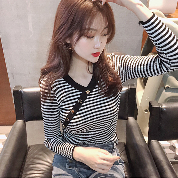 Μοντέρνα γυναικεία μπλούζα σε τρία χρώματα με διακοσμητικά κουμπιά